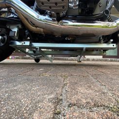 Aufnahmeadapter-Dr. Jekill & Mr. Hyde für Kern-Stabi X518 Hinterradheber passend für BMW R18 Modelle mit Dr. Jekill & Mr. Hyde-Auspuffanlage 